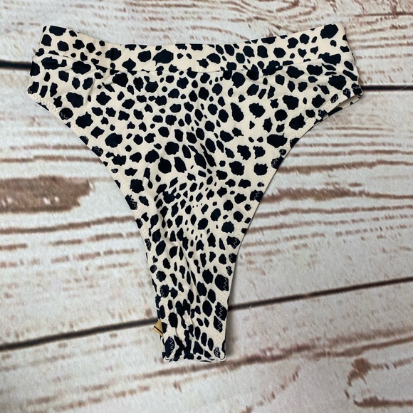 Bikini - Picture 6 of 8